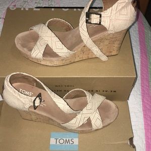 TOMS “Strappy Wedge Natural Woven Diamond” Wedges